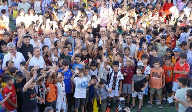 Kahta Belediyesi’nden ‘Yaz Spor Okulları’na katılan öğrencilere forma desteği 