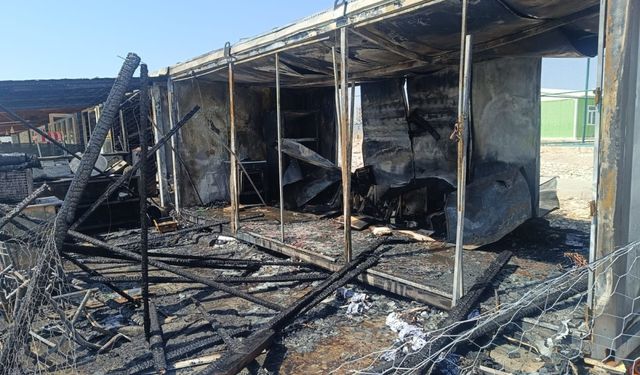 Konteyner iş yerinde yangın: İki iş yeri kullanılamaz hale geldi 