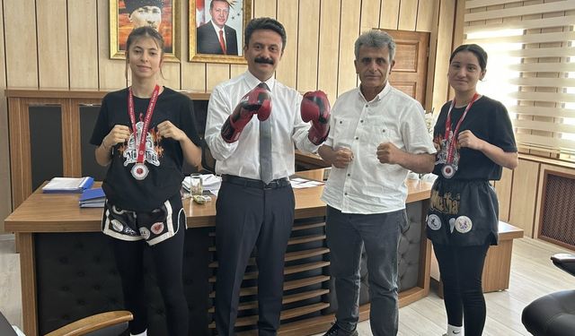 Şampiyon sporcular Besni Kaymakamı Aslan’ı ziyaret 