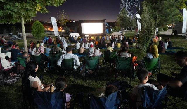 Adıyaman’da çocuklar açık hava sineması ile buluştu  - Videolu Haber