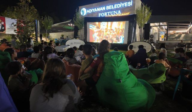 Adıyamanlı çocuklar, açık havada sinema keyfi yaşadı 