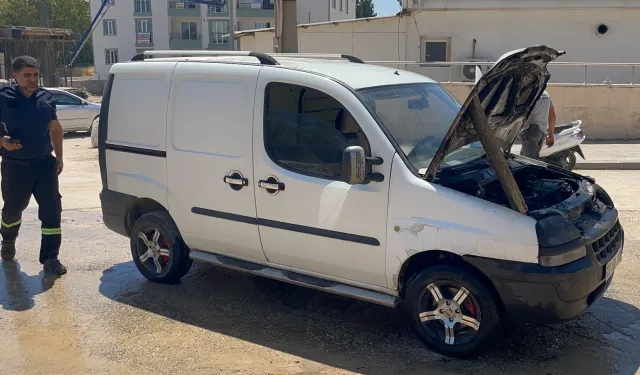 Adıyaman’da otomobil alev aldı: Beton mikseri sürücüsünden ilk müdahale