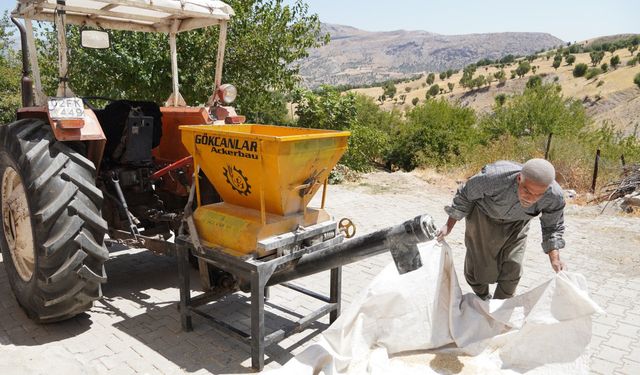 Geçimini sağlamak için traktörüne bağlı yem kırma makinesiyle köy köy geziyor   - Videolu Haber