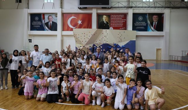 İl Müdürü Hüseyin Elüstü, Yaz Spor Okulu öğrencileriyle buluştu
