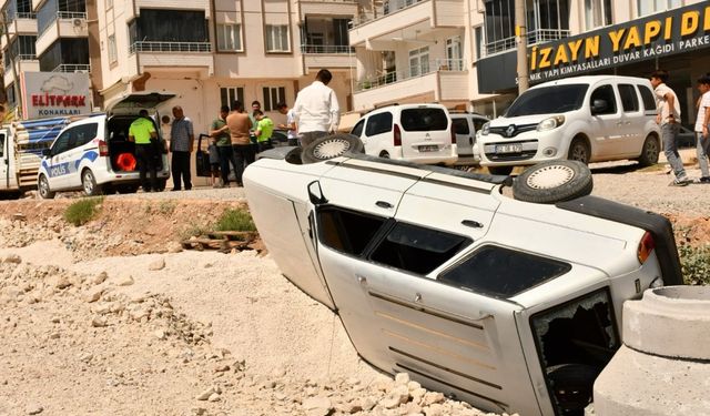 Otomobil manevra yaparken çukura düştü: 5 Yaralı   - Videolu Haber