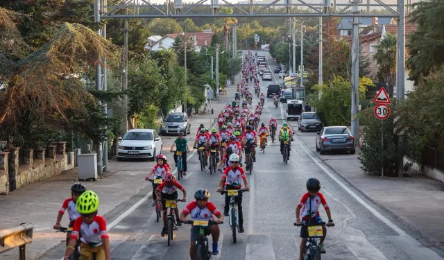 Bisiklet tutkunları Kocaeli'de pedal çevirdi