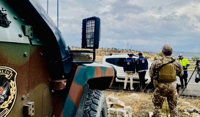 81 ilde göçmen kaçakçılığı operasyonu: 783 düzensiz göçmen yakalandı - Videolu Haber