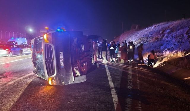 Malatya'da minibüs ile hafif ticari araç çarpıştı: 14 Yaralı