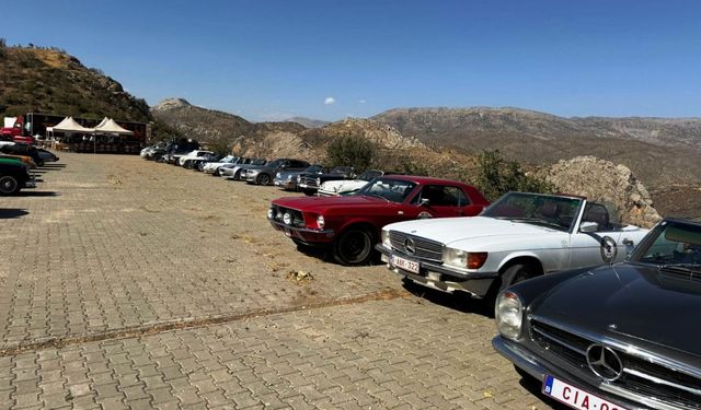 Nemrut Dağı'na Nostaljik Çıkarma: Belçikalı klasik araç tutkunlarından tarih ve adrenalin dolu yolculuk - Videolu Haber