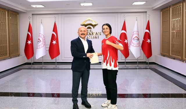 Vali Osman Varol'dan Muay Thai'de gençler dünya ikincisi olan Erdoğan'a ödül