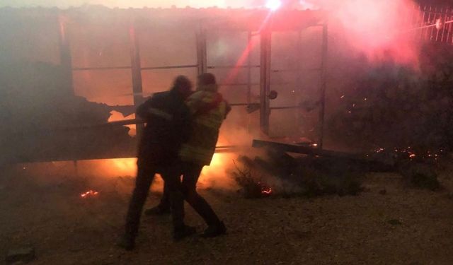 Besni'de Paris Royal Düğün Salonu Yanındaki Yangına Ekipler Hızla Müdahale Etti - Videolu Haber