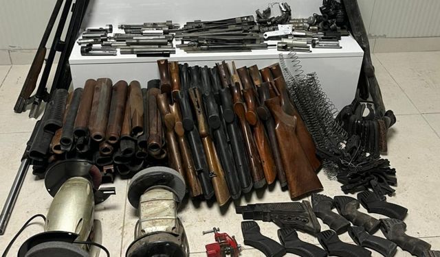 Ruhsatsız Silah Operasyonu: Evde çok sayıda tabanca parçası ve mühimmat ele geçirildi