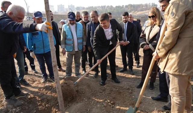 Adıyaman Belediyesi, Adıyaman'ın il oluşunun 71. yılında 71 fidanı toprakla buluşturdu - Videolu Haber
