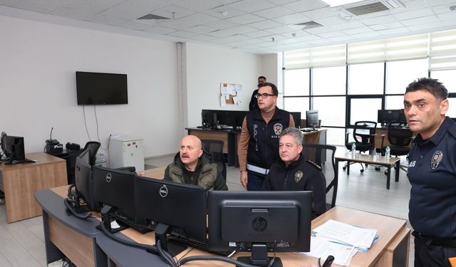 Adıyaman Valisi Osman Varol Emniyet Müdürlüğü'nde karla mücadele çalışmalarını takip etti