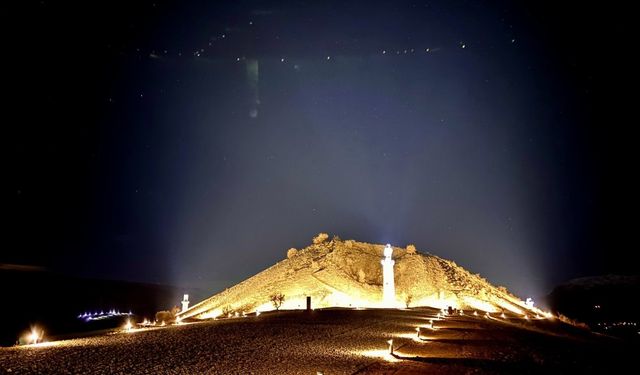 Adıyaman'ın önemli tarihi eserlerinden Karakuş Tümülüsü'nün aydınlatma açılışı gerçekleştirildi