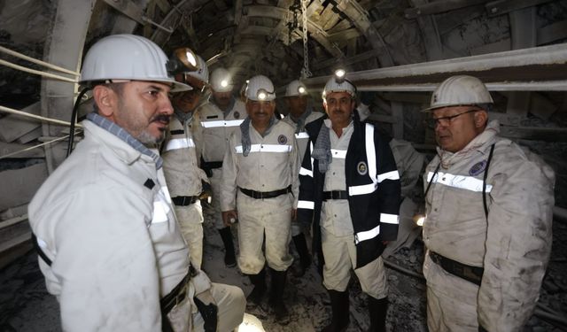 Bakan Yardımcısı Ahmet Aydın, Zonguldak'ta madencilerle yer altına indi