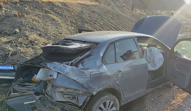 Besni'de otomobil şarampole yuvarlandı