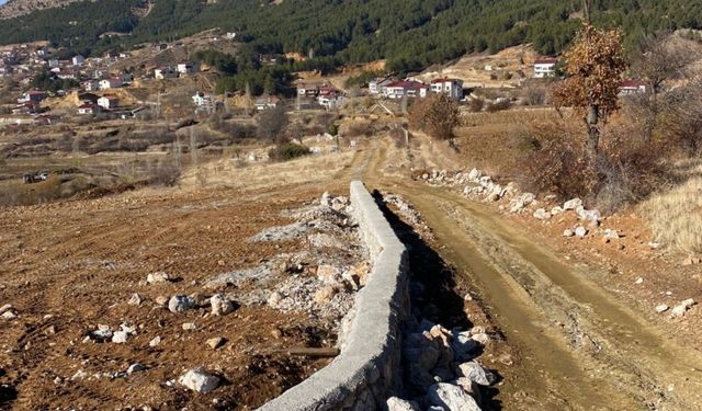 Çelikhan'da Yeşil Vadi Mezarlığı güvence altına alındı: İstinat duvarı tamamlandı