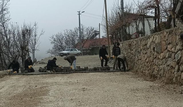 Çelikhan'da Yıldırım Beyazıt Caddesi'nde parke çalışmaları devam ediyor