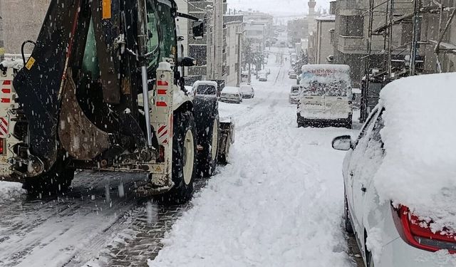 Haliliye Belediyesi karla mücadelede tam kadro sahada