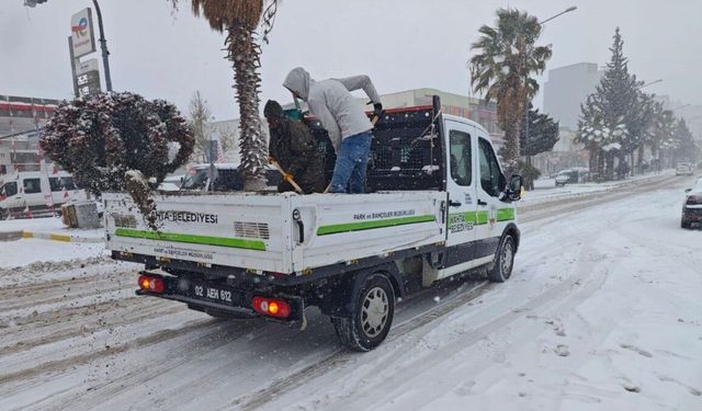 Kahta Belediyesi'nden buzlanmaya karşı tuzlama çalışması - Videolu Haber