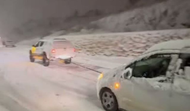 Perre Off-Road Kulübü sahada: Karda mahsur kalan onlarca araç kurtarıldı - Videolu Haber