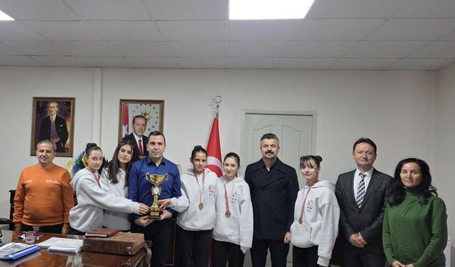 Şampiyon Badminton Takımlarından Gölbaşı Kaymakamı Kadir Algın'a ziyaret