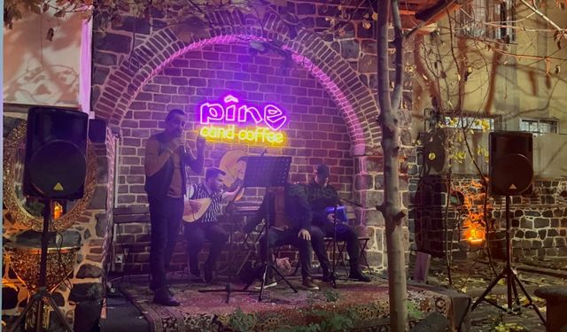 Toplumcu Gerçekçi Yazar ve Şairlerden Şiir ve Türkü Tadında Gece