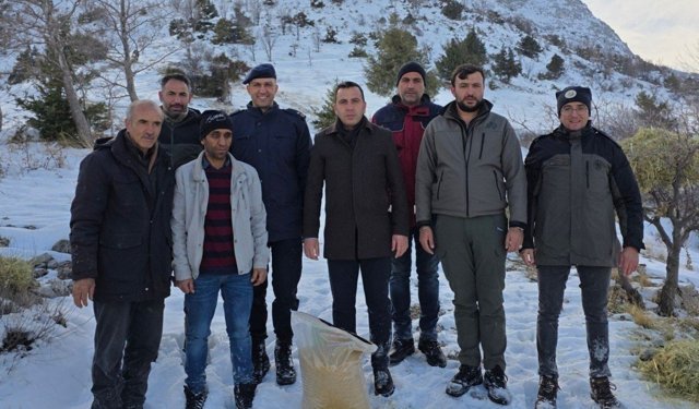 Adıyaman Gölbaşı'nda yaban hayvanları için doğaya yem bırakıldı