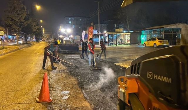 Adıyaman Yeşilyurt Mahallesi Malatya Caddesi'nde bozulan yol onarılıyor