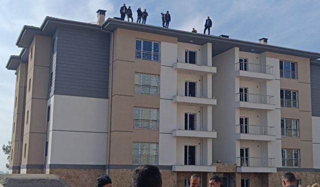 Adıyaman'da inşaat işçileri maaşlarını alamadıkları gerekçesiyle bina çatılarına çıktı - Videolu Haber