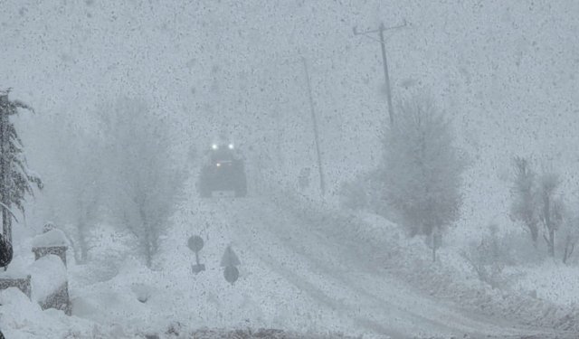 Adıyaman'da yoğun kar yağışı nedeniyle bazı ilçeler ve köylerde eğitime 1 gün ara verildi