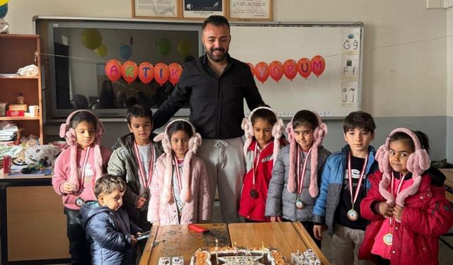 Besni'de 'Artık Okuyorum' etkinliği: Okuma yazmayı öğrenen öğrencilere sürpriz