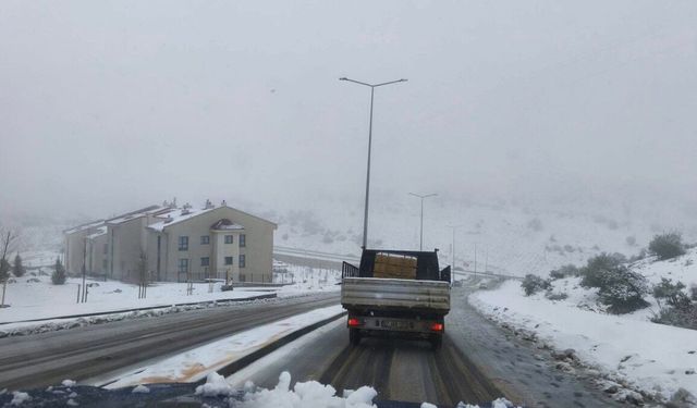 Besni'de karla mücadele çalışmaları aralıksız sürdürülüyor