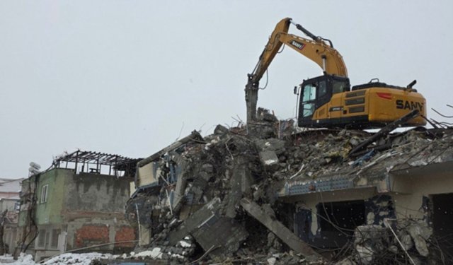 Gölbaşı'nda orta ve ağır hasarlı binaların yıkım çalışmaları devam ediyor