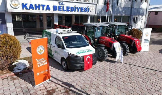 Kahta Belediyesi filosuna yeni cenaze aracı ve traktörler eklendi