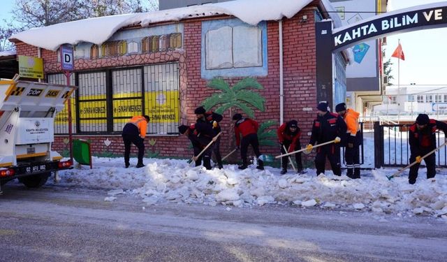 Kahta'da ulaşım için karla mücadele çalışmaları sürüyor