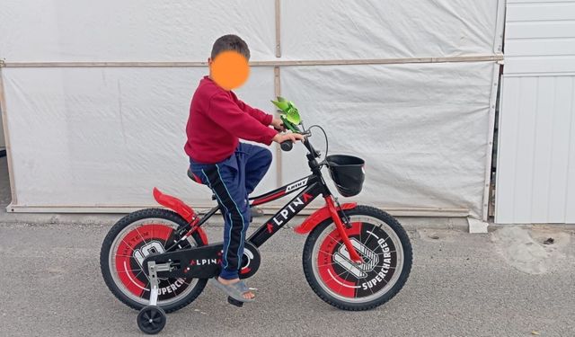 Konteynerde kalan yetim çocuğun bisiklet hayali gerçek oldu