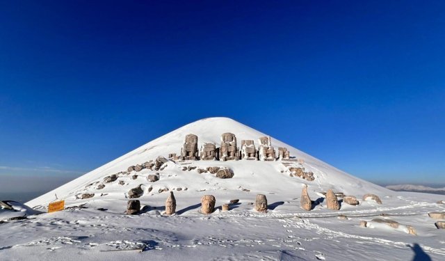 Nemrut Dağı kar yağışıyla beraber beyaza büründü