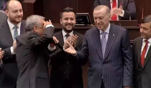 Üç Milletvekili AK Parti'ye katıldı, rozetlerini Cumhurbaşkanı Erdoğan taktı