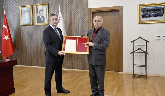 Adıyaman'da 6 Şubat depremlerinde kaybolan Gazi madalyası yeniden takdim edildi