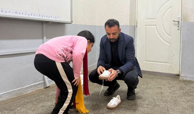Adıyaman'da eğitimci Muhammet Özalp'ten öğrencilere anlamlı destek - Videolu Haber