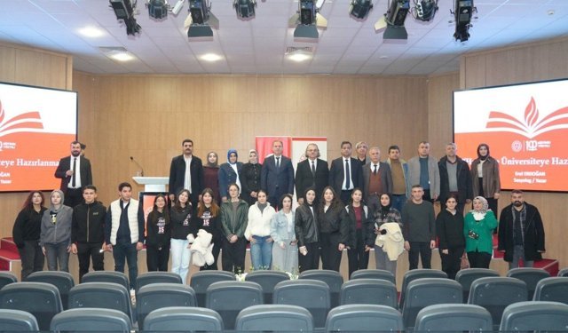 Adıyaman'da 'Hayata ve Üniversiteye Hazırlanmak' Konferansı Gerçekleştirildi