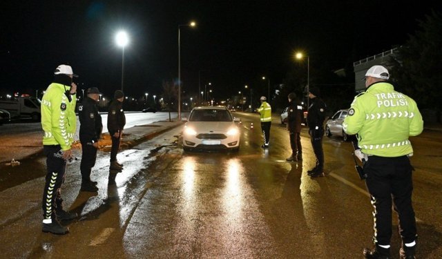 Adıyaman'da huzur uygulması: 2 bin 158 kişiye kimlik kontrolü yapıldı