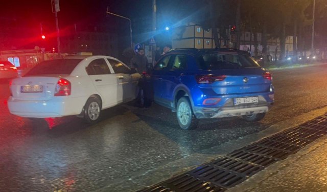 Adıyaman'da iki otomobil çarpıştı: Araçlar hasar gördü - Videolu Haber