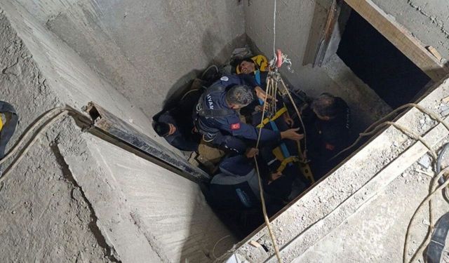 Adıyaman'da inşaat boşluğuna düşen işçiler kurtarıldı - Videolu Haber