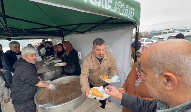 Adıyaman'da kuyumcu esnafı iş yerlerini kapattı, mezarlıkta 3 bin kişiye yemek dağıttı