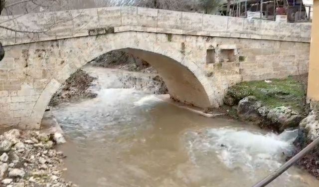 Adıyaman'da VI. Murat tarafından yapılan cami altındaki tarihi su kaynağı yeniden akmaya başladı - Videolu Haber