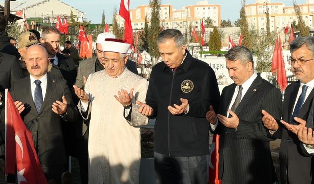 Ali Yerlikaya Adıyaman Yeni Mezarlığı'nda deprem şehitlerini andı