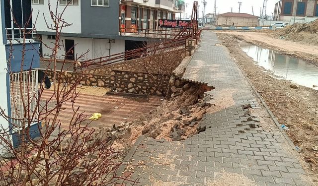 Besni'de sağanak yağış istinat duvarını yıktı